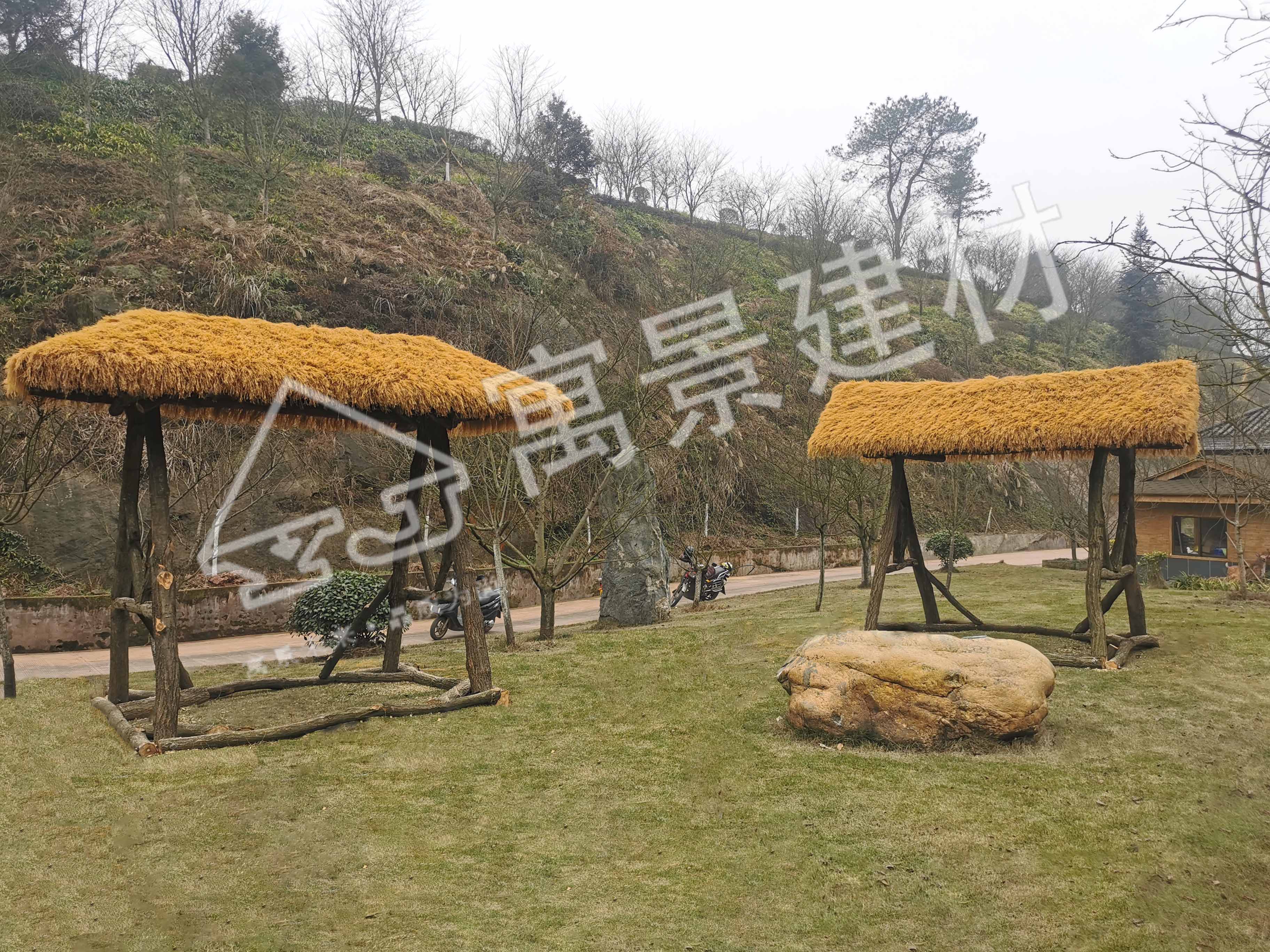 四川小公園茅草歇腳涼亭